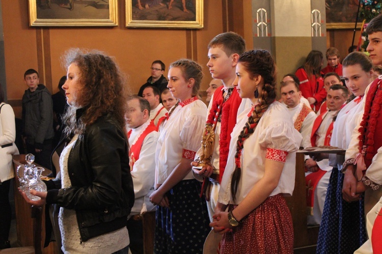 Niedziela Palmowa - Msza św. i świętowanie przed katedrą