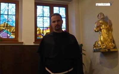 Adoracja przez szybę