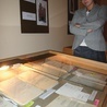 Jeleniogórskie i legnickie archiwum państwowe prezentowało archiwalia i publikacje z epoki. Dotyczyły miejscowości związanych z bohaterem ekspozycji