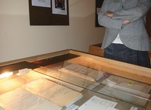  Jeleniogórskie i legnickie archiwum państwowe prezentowało archiwalia i publikacje z epoki. Dotyczyły miejscowości związanych z bohaterem ekspozycji