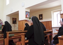  Siostry zmartwychwstanki podczas modlitwy w kaplicy w Mocarzewie