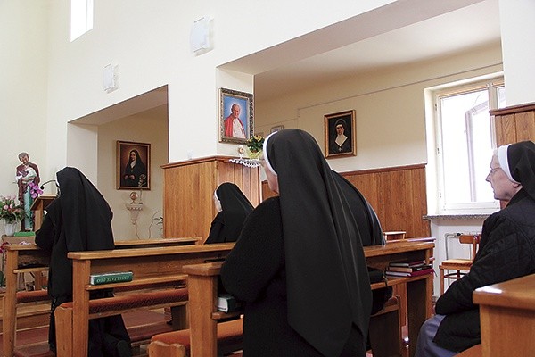  Siostry zmartwychwstanki podczas modlitwy w kaplicy w Mocarzewie