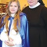 S. Łucja przygotowuje dzieci do I Komunii św. i uczy w szkole podstawowej