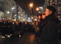 Między stacjami drewniany krzyż nieśli wierni związani z miastem