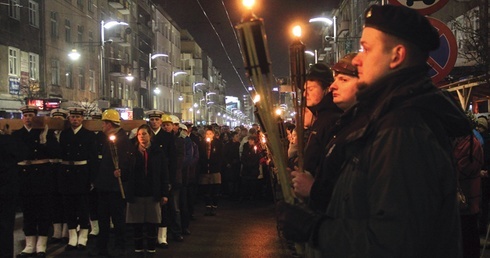 Między stacjami drewniany krzyż nieśli wierni związani z miastem