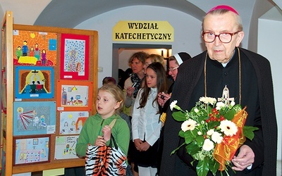  Bp Edward niejednokrotnie otwierał w kurii wystawy plastyczne prac uczestników konkursów katechetycznych 