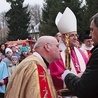  Cześć relikwiom św. Jana Pawła II oddaje proboszcz Siedlisk-Bogusz ks. Ryszard Radoń