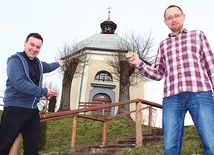  Ks. Mateusz Urdzela (z lewej) i Jarosław Komorowski pod kaplicą Świętego Krzyża w Boguszynie.  To tam dobiegną uczestnicy „Biegu do Serca”