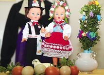  Lalki ubrane są w świąteczne stroje charakterystyczne dla mieszkańców ziemi babimojskiej
