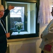  Ks. Rudolf Badura, dyrektor Caritas gliwickiej, i bp Jan Kopiec,  który poświęcił okno życia po nabożeństwie w kaplicy sióstr