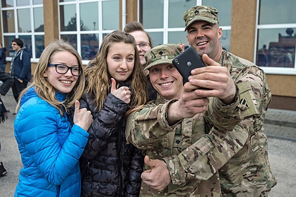 Kolejki ustawiały się do wozów bojowych, ale także do zdjęć z żołnierzami