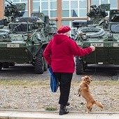 Kołowce opancerzone przyciągały uwagę ludzi  w różnym wieku