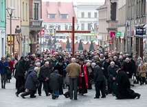  Droga Krzyżowa ulicami Rybnika 27 marca 2015 roku – stacja na ulicy Sobieskiego