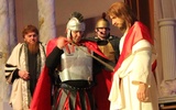 Scena pojmania Jezusa na deskach żywieckiego amfiteatru. W roli Jezusa - ks. Grzegorz Kierpiec