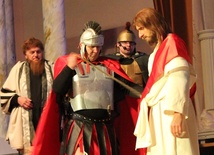 Scena pojmania Jezusa na deskach żywieckiego amfiteatru. W roli Jezusa - ks. Grzegorz Kierpiec