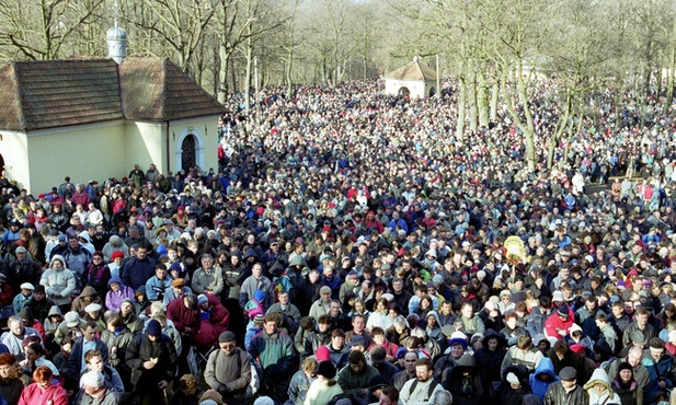 Tłumy na Misteriach w Kalwarii Pacławskiej i Zebrzydowskiej