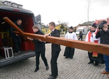 Krzyż z samochodu-kaplicy jako pierwszy z pomocą młodzieży wynosił ks. Mariusz Wilk, jeden z diecezjalnych koordynatorów przygotowań do ŚDM