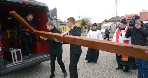 Krzyż z samochodu-kaplicy jako pierwszy z pomocą młodzieży wynosił ks. Mariusz Wilk, jeden z diecezjalnych koordynatorów przygotowań do ŚDM