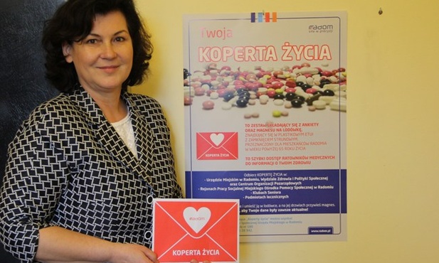 "Kopertę Życia" pokazuje Wiesława Golus, wicedyrektor Wydziału Zdrowia i Polityki Społecznej Urzędu Miejskiego w Radomiu