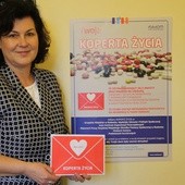 "Kopertę Życia" pokazuje Wiesława Golus, wicedyrektor Wydziału Zdrowia i Polityki Społecznej Urzędu Miejskiego w Radomiu