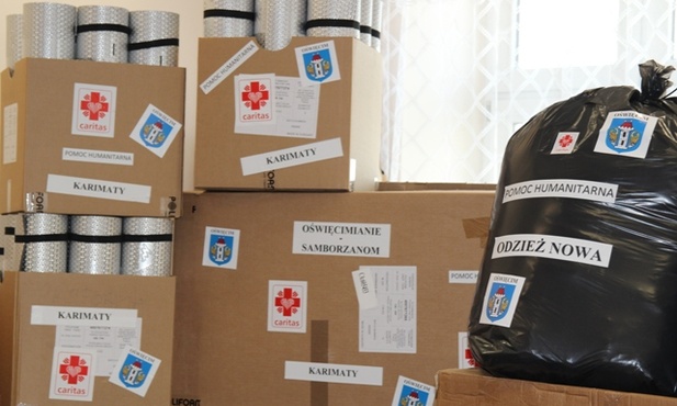Oświęcimianie wraz z Caritas przekazali dary potrzebne przebywającym w Samborze uchodźcom
