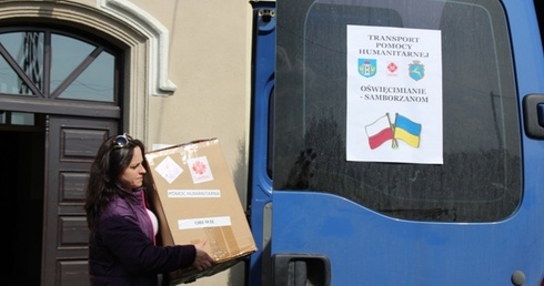 Joanna Wija przygotowuje dary do transportu