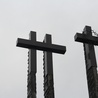 Pomnik na Firleju zwieńczony jest trzema krzyżami