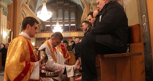 Podczas liturgii Wielkiego Czwartku w bielskiej katedrze, bp Roman Pindel obmył nogi 12 mężczyznom