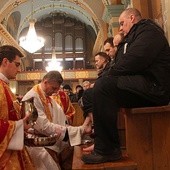 Podczas liturgii Wielkiego Czwartku w bielskiej katedrze, bp Roman Pindel obmył nogi 12 mężczyznom