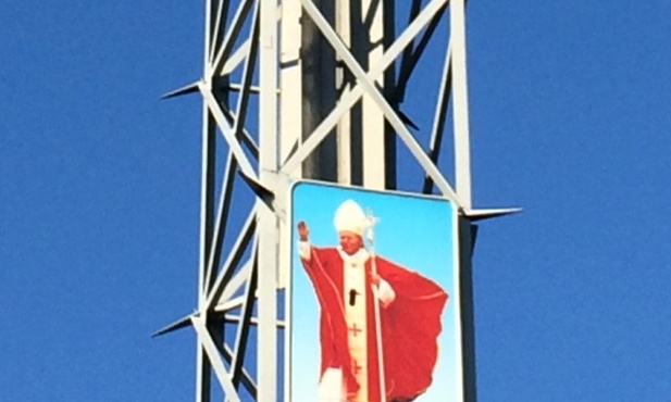 Zdjęcie św. Jana Pawła II na krzyżu na Kaplicówce