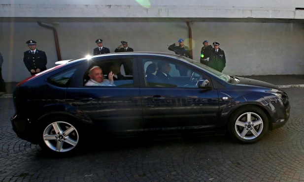 Papież umył nogi 12 osobom w więzieniu