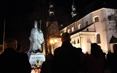Mieszkańcy Łowicza przed pomnikiem Jana Pawła II