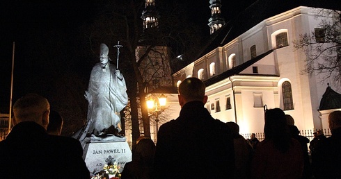 Mieszkańcy Łowicza przed pomnikiem Jana Pawła II