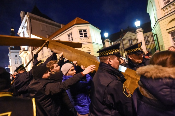 Warszawiacy idą za Krzyżem