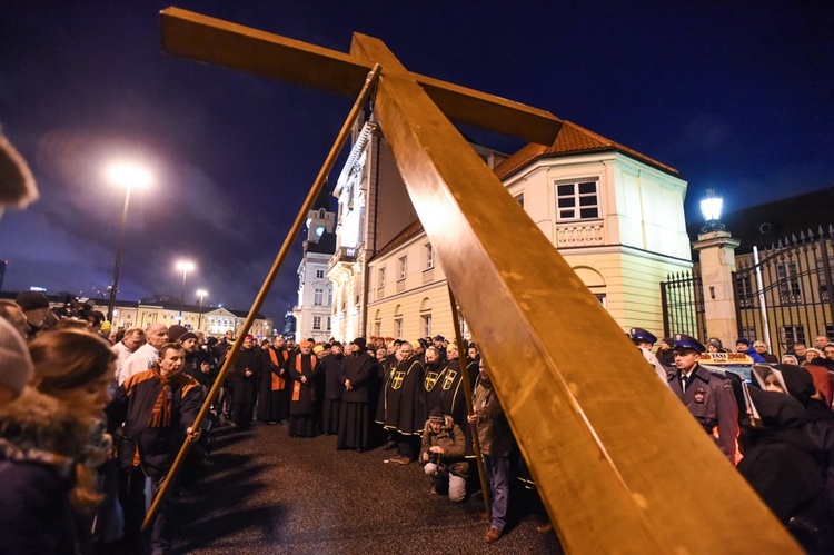 Warszawiacy idą za Krzyżem