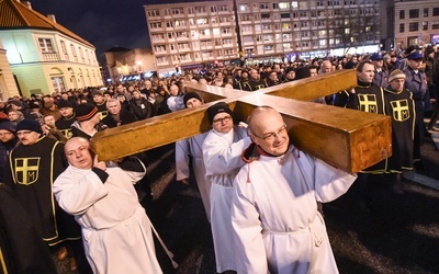 Warszawiacy idą za Krzyżem