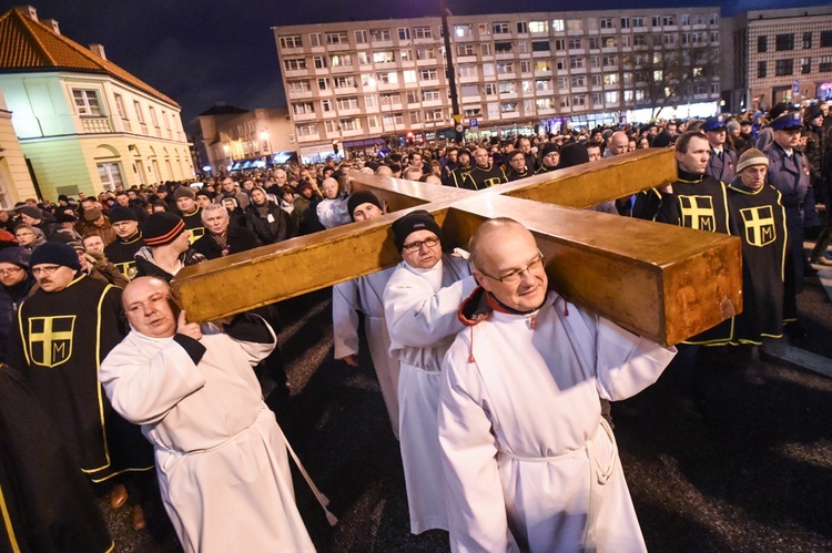 Warszawiacy idą za Krzyżem