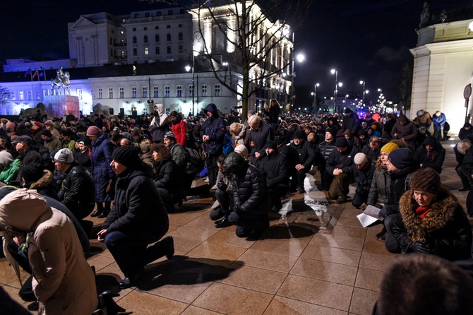 Warszawiacy idą za Krzyżem