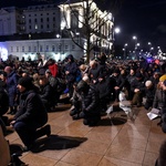 Warszawiacy idą za Krzyżem