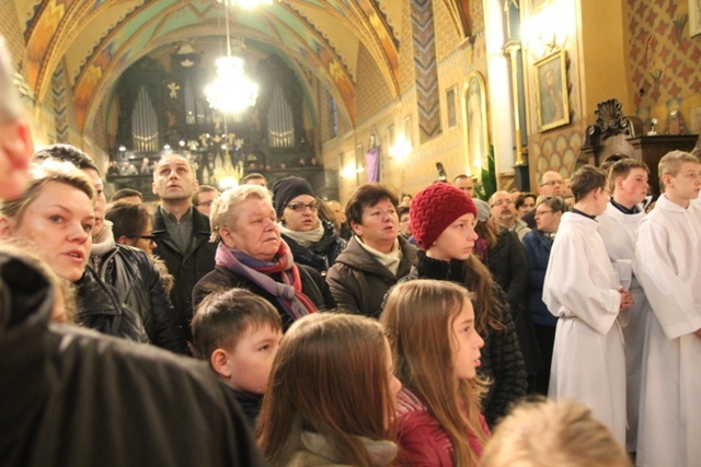 Wielki Piątek: pod krzyżem w żywieckiej konkatedrze