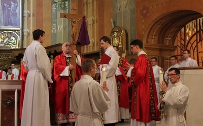 Bp Piotr Greger odsłonił krzyż do adoracji w bielskiej katedrze