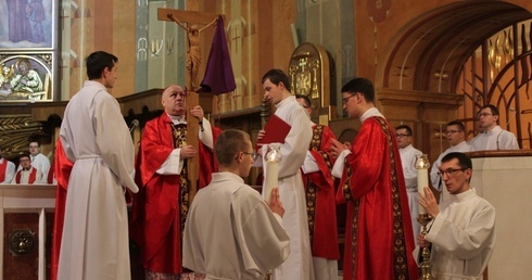 Bp Piotr Greger odsłonił krzyż do adoracji w bielskiej katedrze
