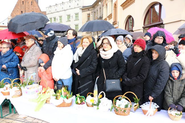 Święcenie pokarmów wielkanocnych. Kraków - 2015