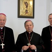 Życzenia przekazuje ordynariusz bp Henryk Tomasik (w środku) oraz biskupi pomocniczy (od lewej): Adam Odzimek i Piotr Turzyński