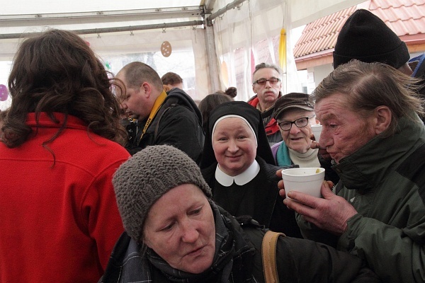 Śniadanie wielkanocne w siedzibie Caritas