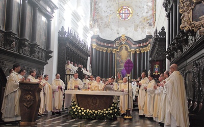 W Mszy św. Krzyżma pod przewodnictwem abp. Sławoja Leszka Głódzia uczestniczyło ok. 500 kapłanów archidiecezji gdańskiej 