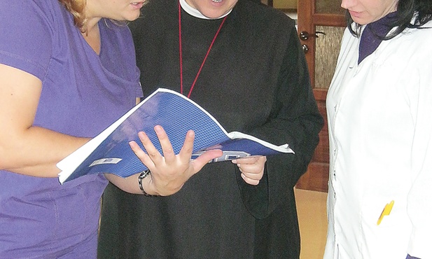 W wileńskim hospicjum zatrudnionych jest 38 pracowników. Placówkę wspiera także  ponad 60 wolontariuszy