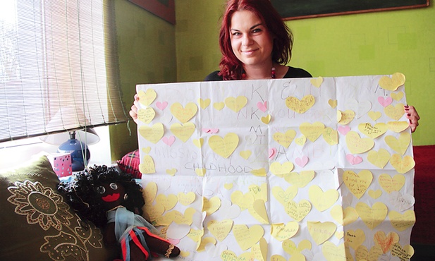 Przed wyjazdem Dominika otrzymała ogromną laurkę z podziękowaniem od dzieci z Lindy (dzielnica Lusaki)