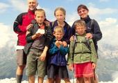 Wakacje na Słowenii. Od lewej tata Mikołaj, Franek, Antek, Marysia, Tadzik i mama Katarzyna