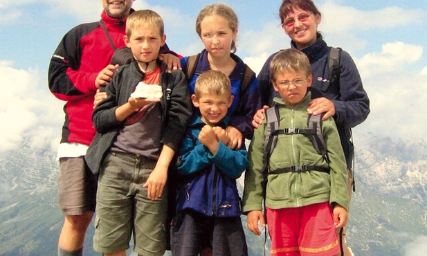 Wakacje na Słowenii. Od lewej tata Mikołaj, Franek, Antek, Marysia, Tadzik i mama Katarzyna